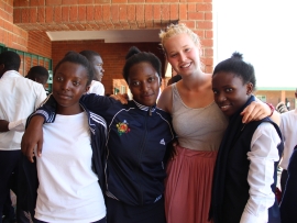 Rosa Patzina mit Schülerinnen in Mansa, Sambia