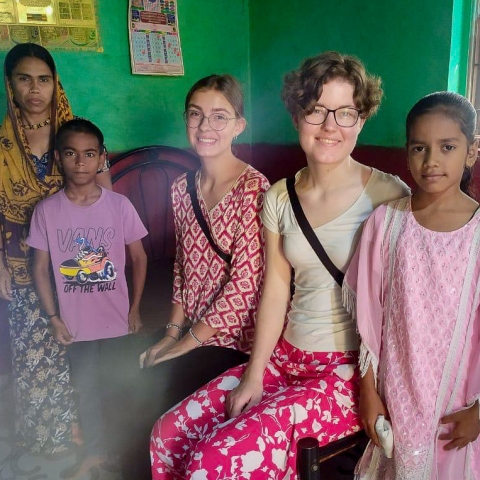 Trainerin Emma auf Einsatzstellenbesuch in Indien